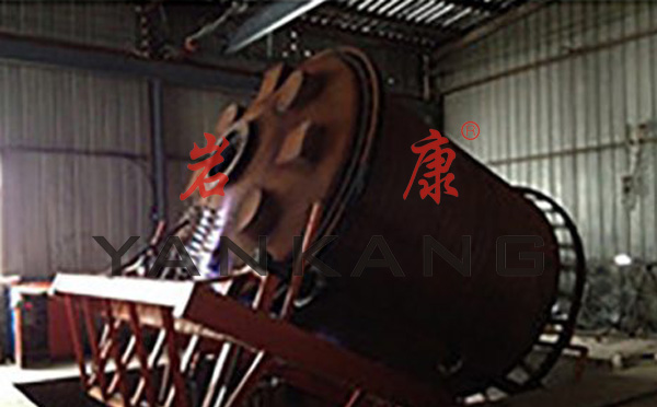 滾塑生產現場 吹塑和滾塑