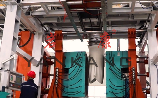 巖康中空吹塑機使用的是控制效果更好的配套設備,不會出現下料不穩定的情況 中空吹塑機下料不穩定