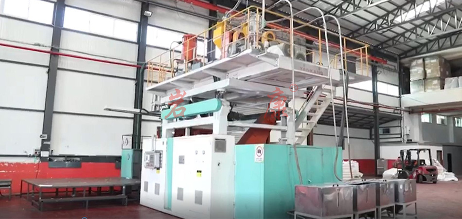 巖康大型多層塑料水箱中空吹塑機在巴基斯坦成功運行