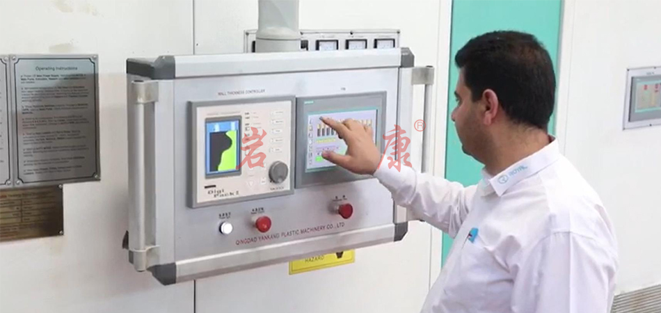 巖康大型多層塑料水箱中空吹塑機在巴基斯坦成功運行