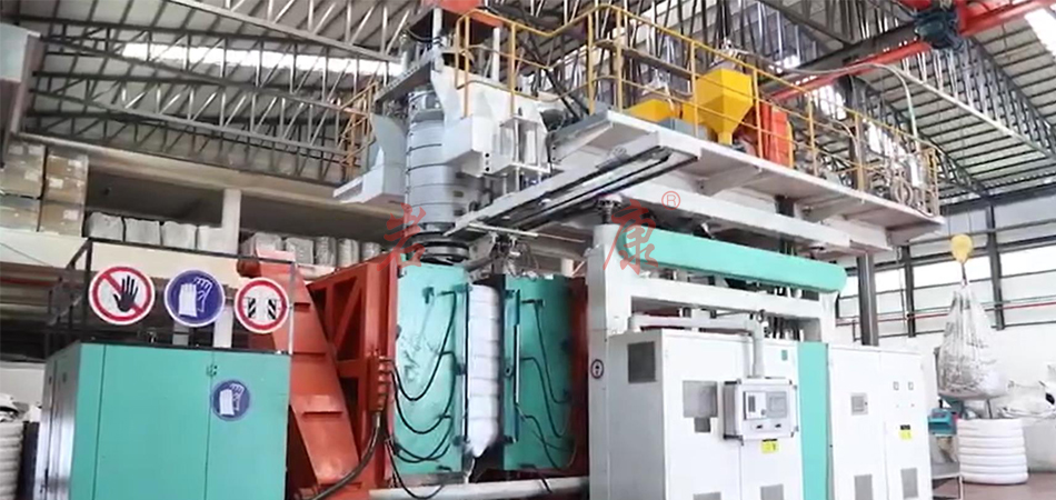 巖康大型多層塑料水箱中空吹塑機在巴基斯坦成功運行