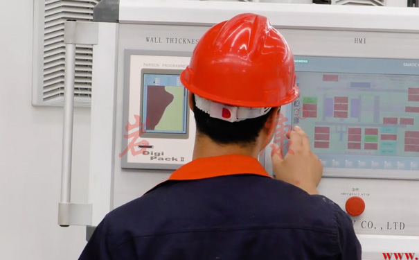 巖康塑料IBC噸桶中空吹塑機使用注意事項 塑料IBC噸桶中空吹塑機怎么樣操作