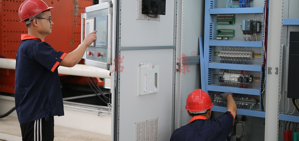 巖康技術人員正在對吹塑機進行維護保養 吹塑機保養的原因