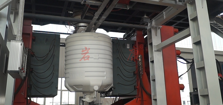 巖康中空吹塑機(jī)生產(chǎn)過程 中空吹塑機(jī)生產(chǎn)賺錢嗎