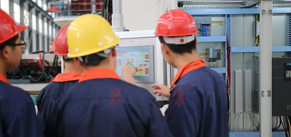 巖康技術(shù)人員正調(diào)試吹塑機(jī)設(shè)備 吹塑機(jī)調(diào)機(jī)技術(shù)入門